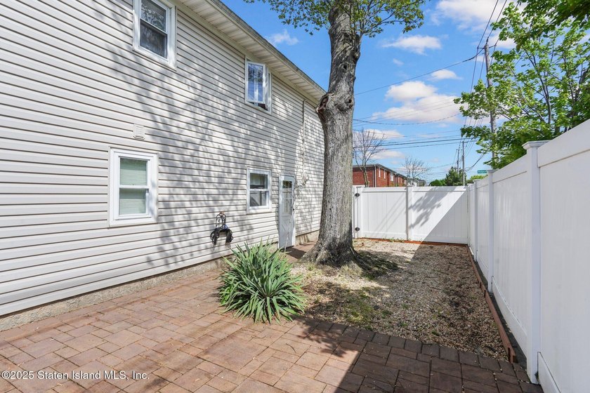Welcome to this move-in ready gem nestled on a spacious corner - photo 37