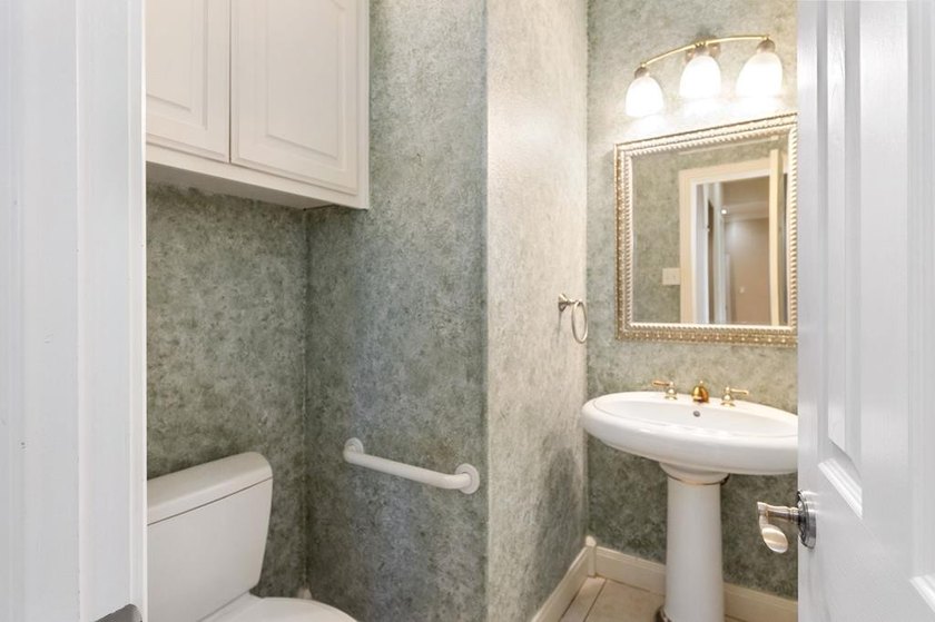 Experience a life of luxury at this gorgeous golf course home - photo 17