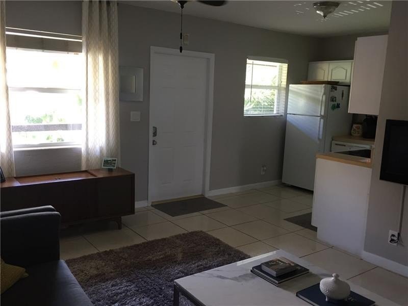 INVESTOR SPECIAL!! Charming and Bright 2bed/1bath Unit in - photo 6