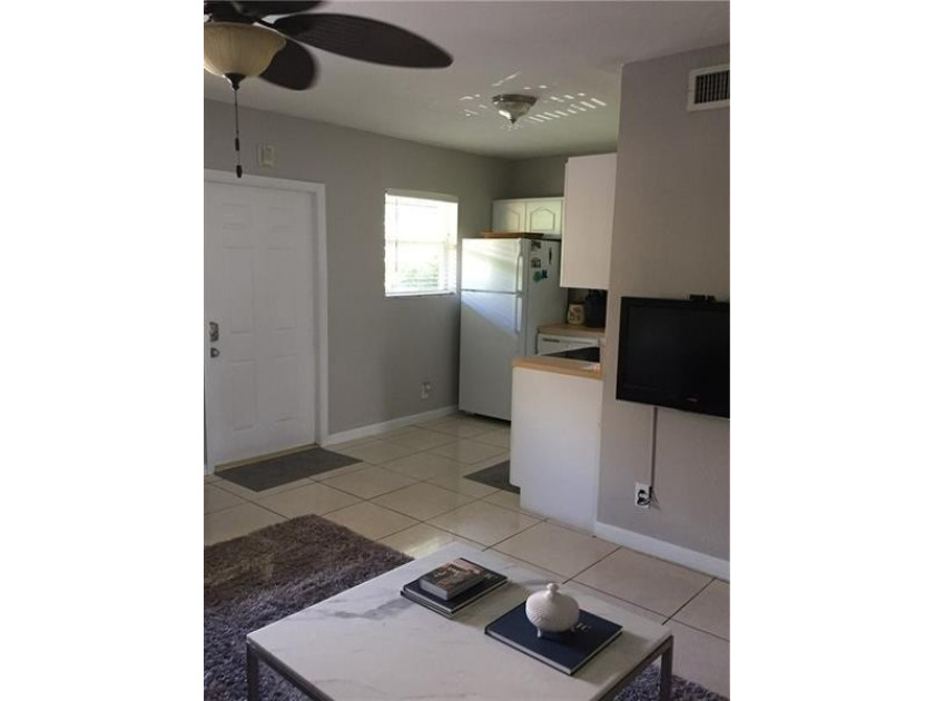 INVESTOR SPECIAL!! Charming and Bright 2bed/1bath Unit in - photo 9