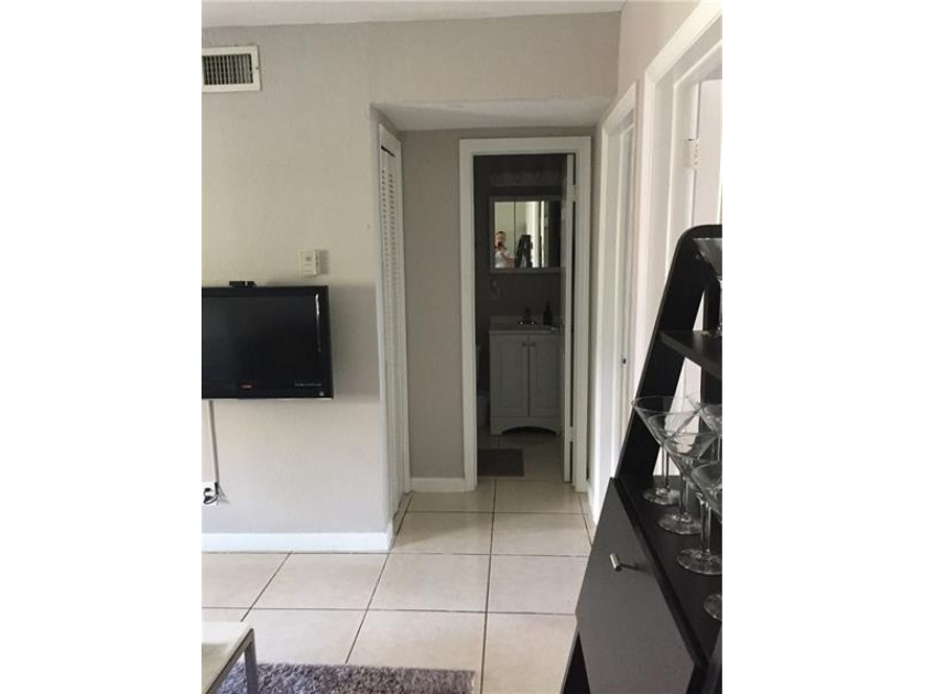 INVESTOR SPECIAL!! Charming and Bright 2bed/1bath Unit in - photo 10