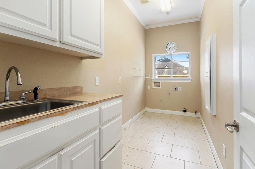 Experience a life of luxury at this gorgeous golf course home - photo 37