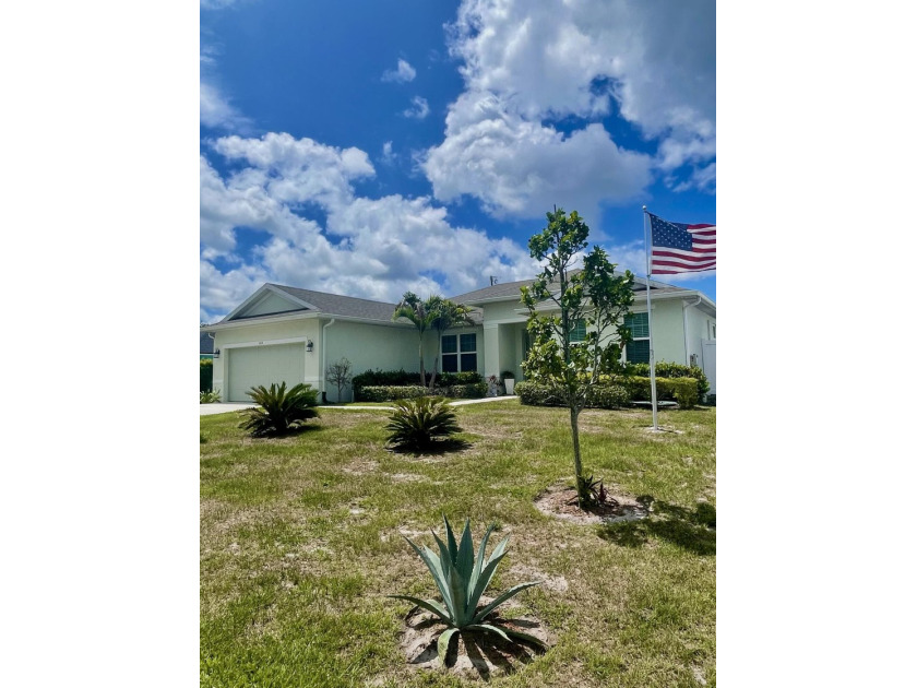 Shows like a model! This SPECTACULAR Custom 4 Bedroom 3 Bath - photo 3