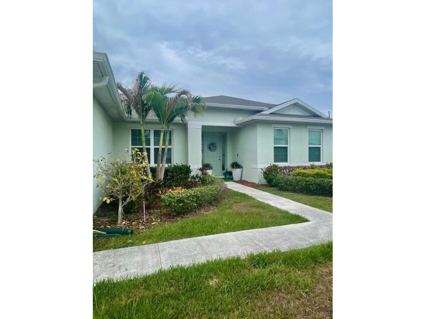 Shows like a model! This SPECTACULAR Custom 4 Bedroom 3 Bath - photo 4