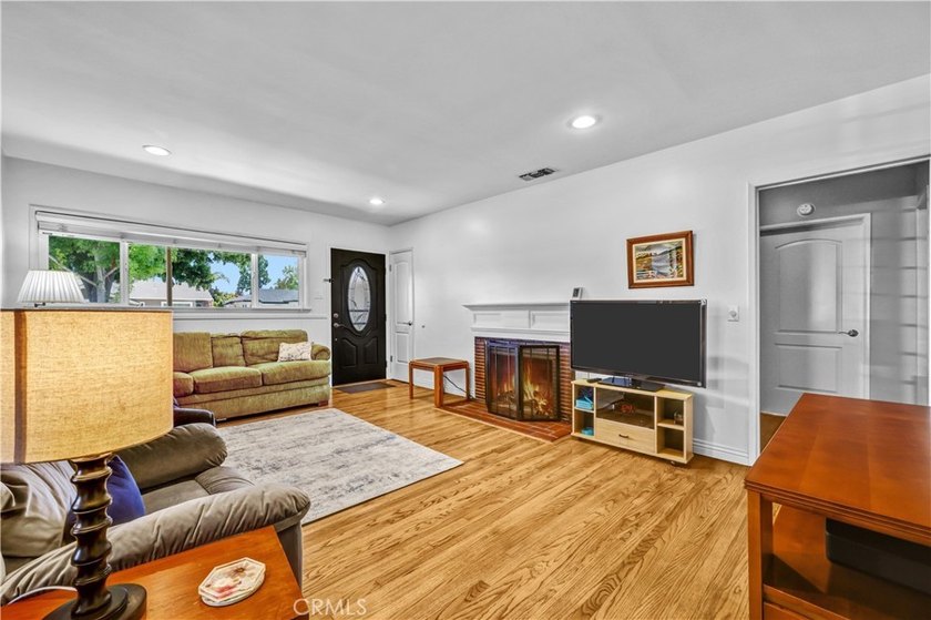 Adorable, excellent condition 3 bedroom, 2 bath 1,251 detached - photo 3