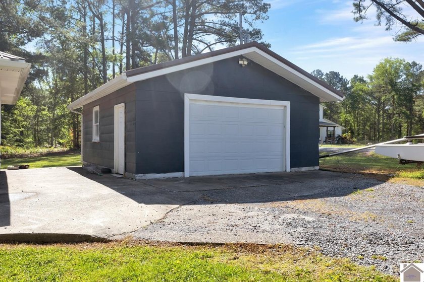 Affordable country living with room to breathe! Situated on - photo 4
