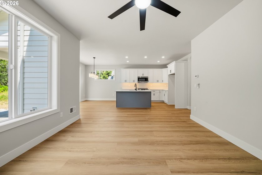 Beautiful new Traditional home backing to serene greenspace - photo 6