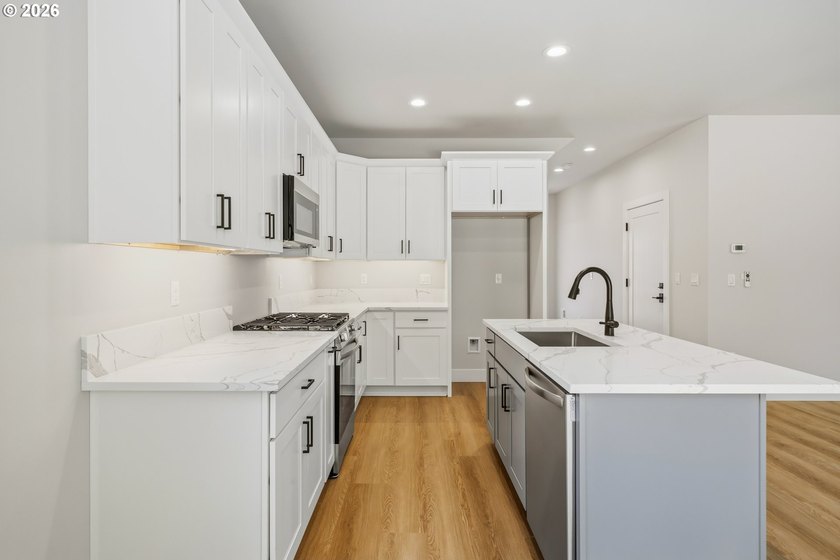 Beautiful new Traditional home backing to serene greenspace - photo 8