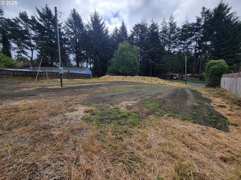 32-acre lot with 25x30 shop for storage or workspace. concrete - photo 12