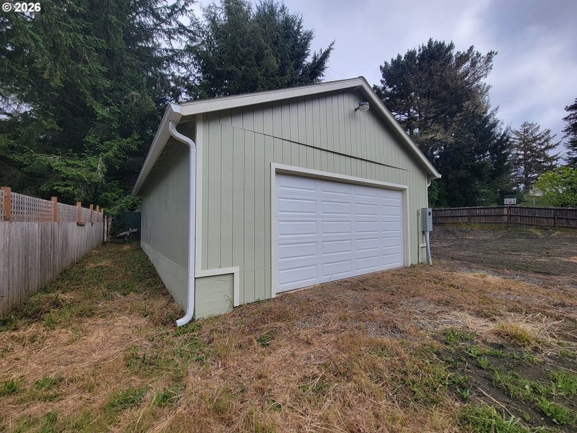 32-acre lot with 25x30 shop for storage or workspace. concrete - photo 13
