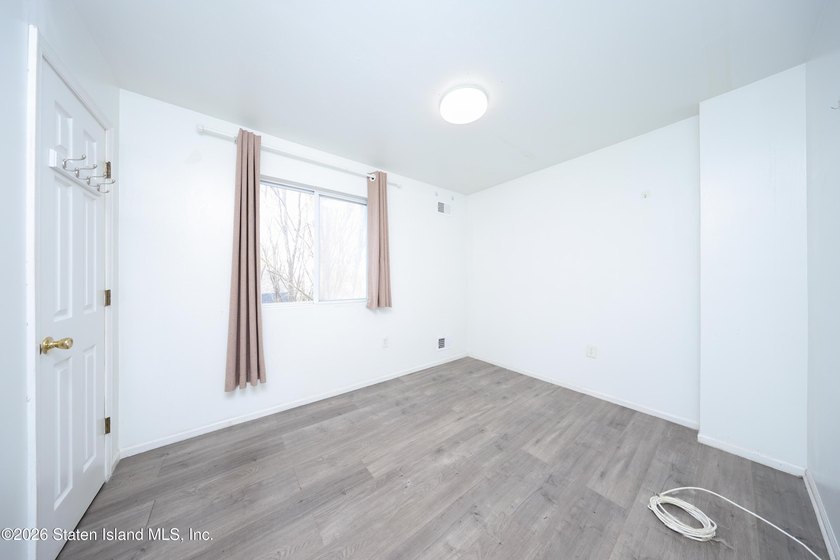 Excellent condition 4 Bedroom 2 bath End unit townhouse. Level - photo 15