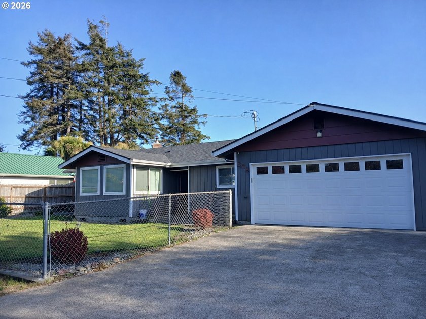 Completely renovated single-level coastal retreat with dual - photo 2