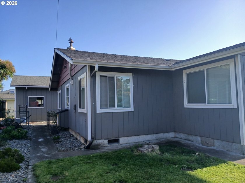 Completely renovated single-level coastal retreat with dual - photo 3