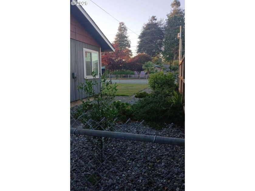 Completely renovated single-level coastal retreat with dual - photo 4