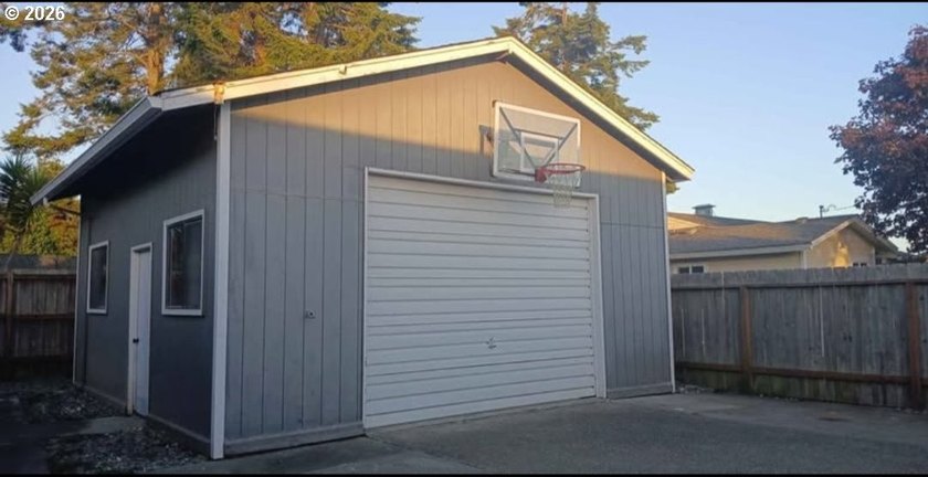 Completely renovated single-level coastal retreat with dual - photo 6