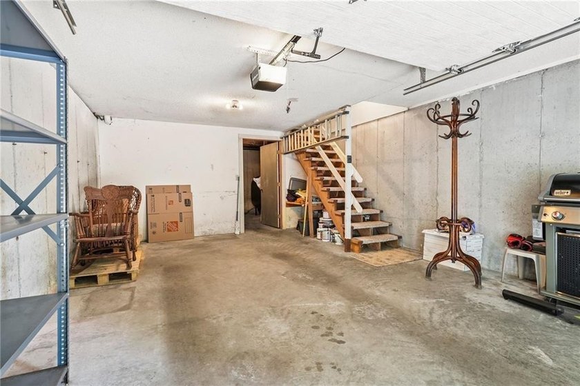This inviting end-unit townhouse, part of the 12-unit Barclay - photo 32