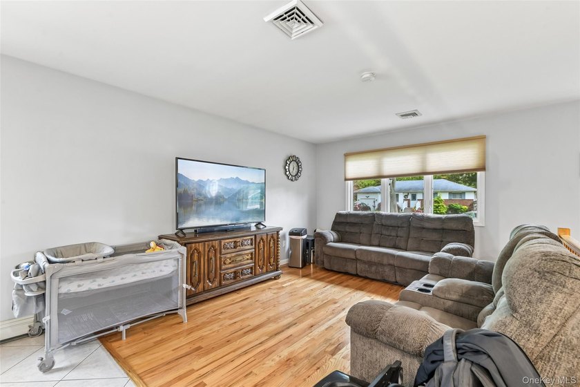 Fantastic Opportunity in Harborfields SD! Pristine Split-Level - photo 21