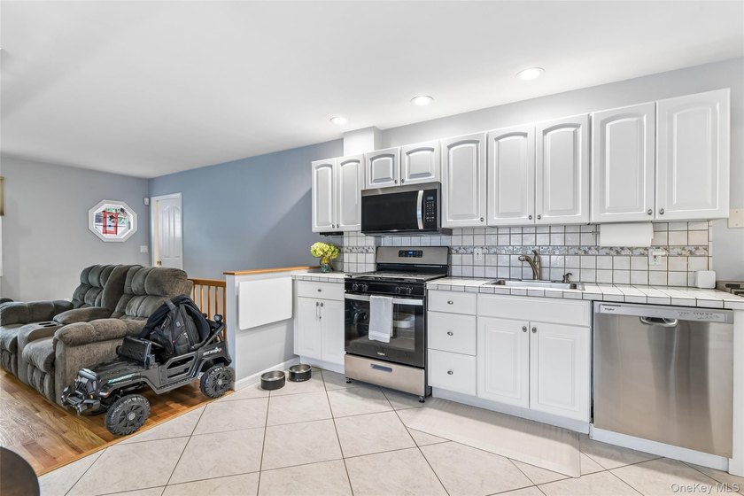 Fantastic Opportunity in Harborfields SD! Pristine Split-Level - photo 25