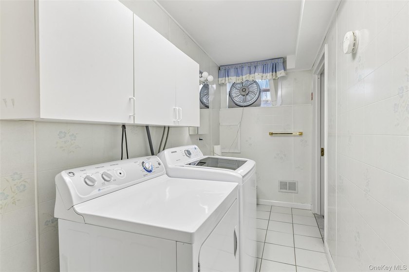 Fantastic Opportunity in Harborfields SD! Pristine Split-Level - photo 28