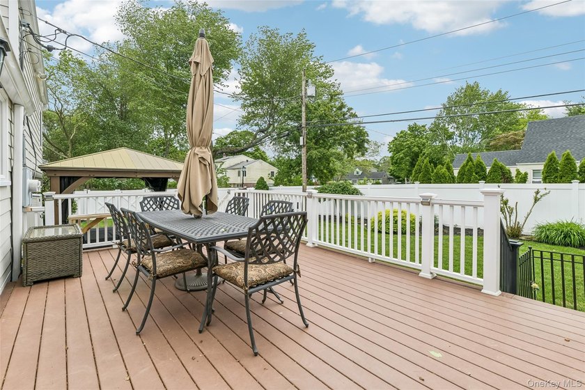 Fantastic Opportunity in Harborfields SD! Pristine Split-Level - photo 30