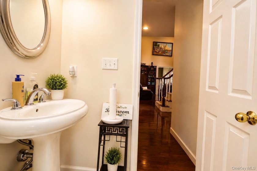 Luxury living in the prestigious gated community of Mansion - photo 12
