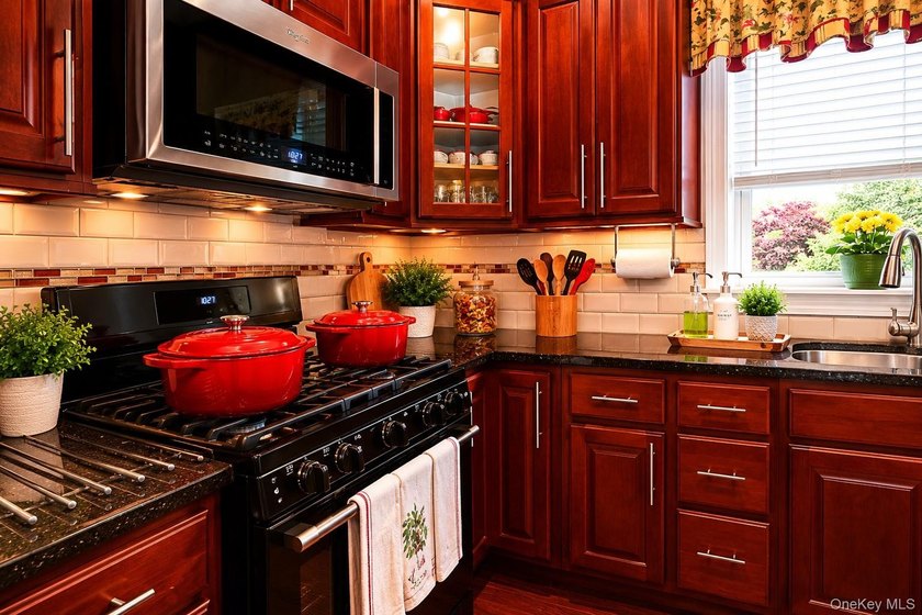 Luxury living in the prestigious gated community of Mansion - photo 27