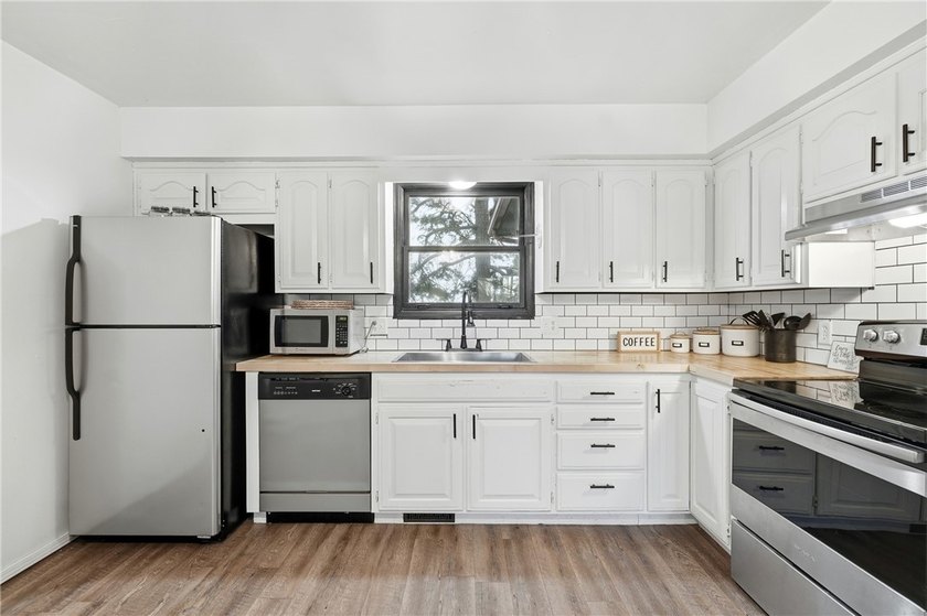 Updated golf-course duplex with strong income potential and - photo 8