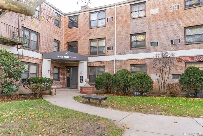 Welcome to 8 West Mill Drive, a beautifully maintained 1-bedroom - photo 2