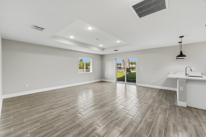 Ready for the new owner!! Beautiful New construction home in - photo 8
