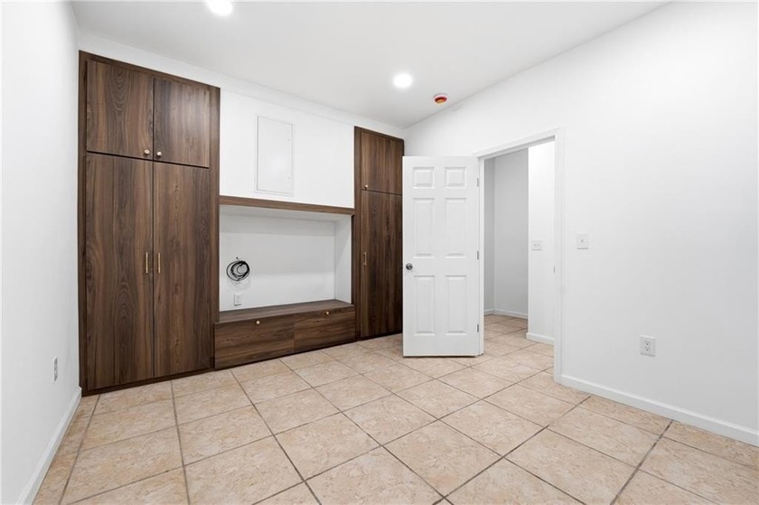 Beautifully renovated and move-in ready, this spacious 6-bedroom - photo 28