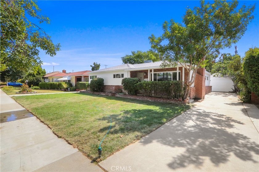 Beautifully remodeled 4-bedroom, 2-bath home in the heart of - photo 2