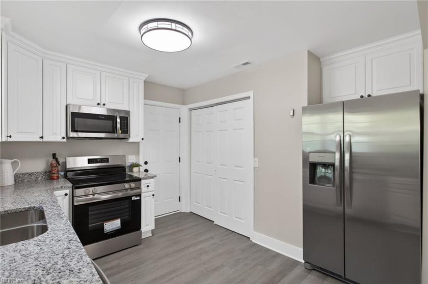 Come see this recently renovated 3-bedroom, 2-full bath brick - photo 9