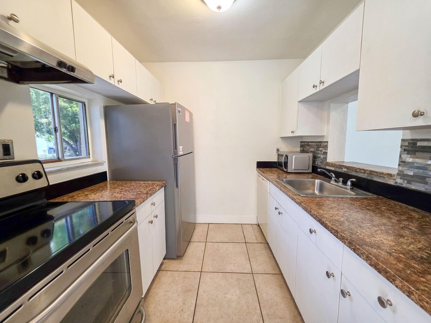 Live in the highly desirable Cascades of Lauderhill with this - photo 2