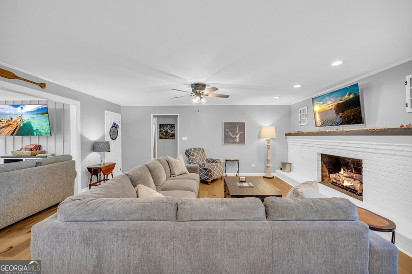 Welcome to beautiful Lake Hartwell. This remodeled lakefront - photo 25