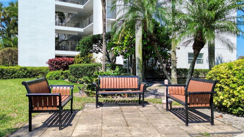 Beautifully maintained 2nd-floor 1-bedroom, 1.5-bath condo with - photo 25