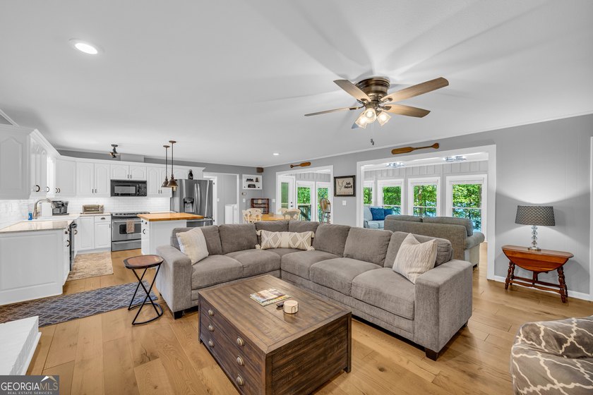 Welcome to beautiful Lake Hartwell. This remodeled lakefront - photo 29