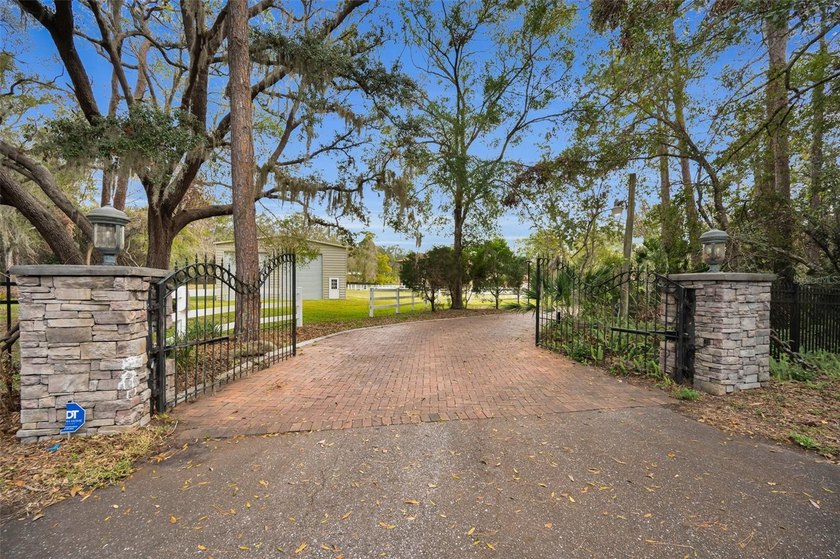 An absolute dream in Oak Hill Acres! Sprawling across 4.4 acres - photo 3