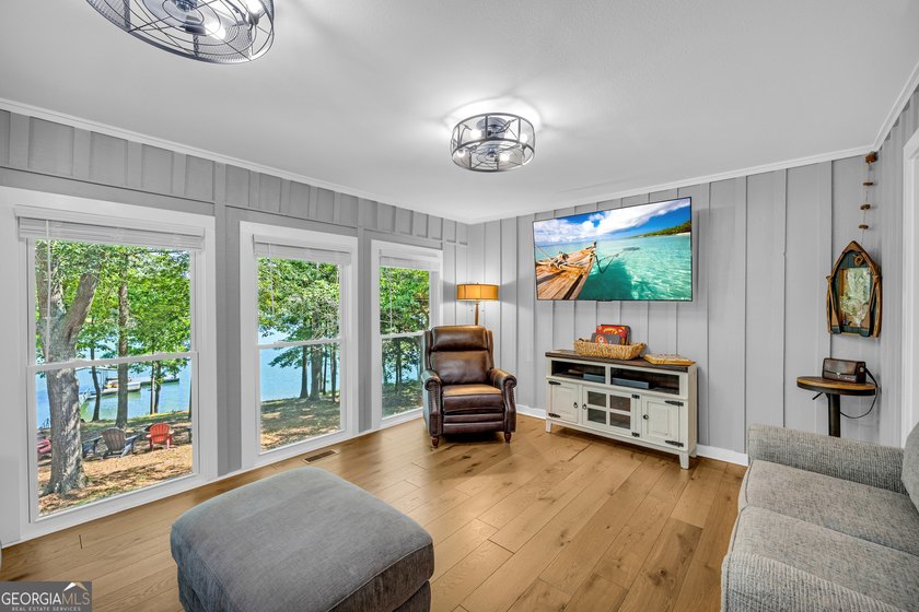 Welcome to beautiful Lake Hartwell. This remodeled lakefront - photo 36