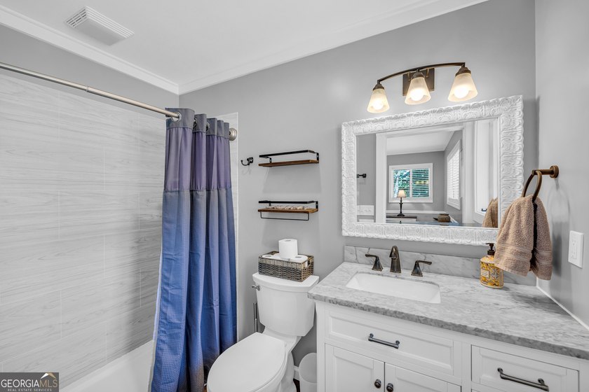 Welcome to beautiful Lake Hartwell. This remodeled lakefront - photo 44