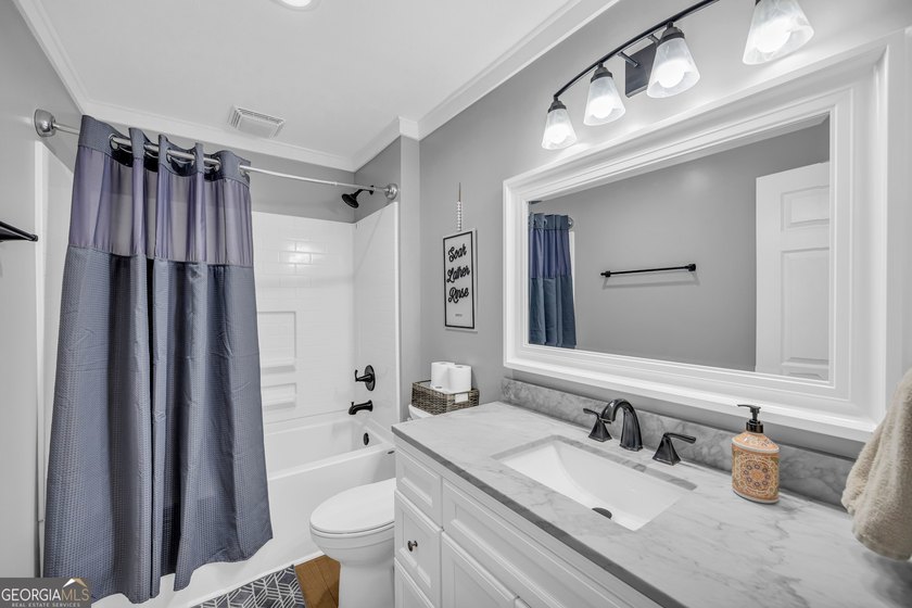 Welcome to beautiful Lake Hartwell. This remodeled lakefront - photo 49