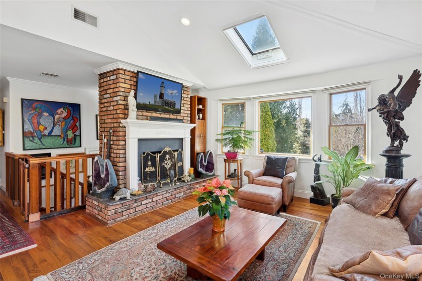 Exceptional Westhampton Retreat with Timeless Elegance Discover - photo 3