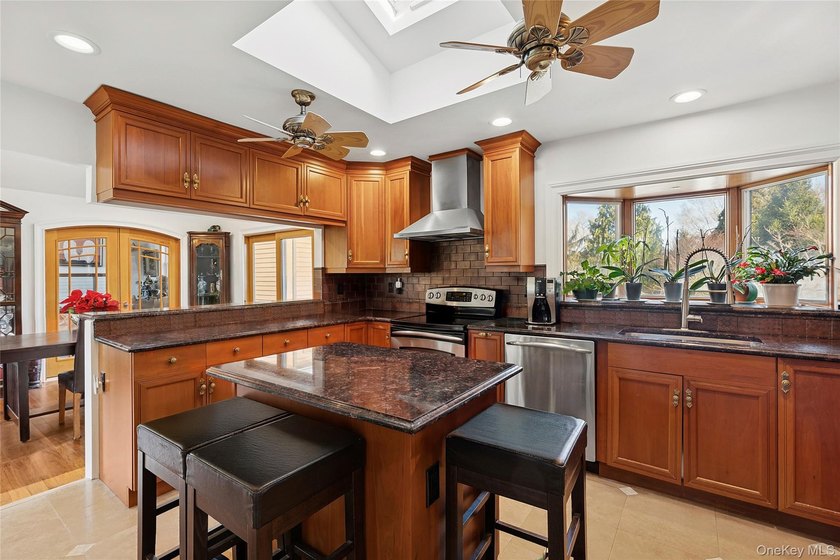 Exceptional Westhampton Retreat with Timeless Elegance Discover - photo 5