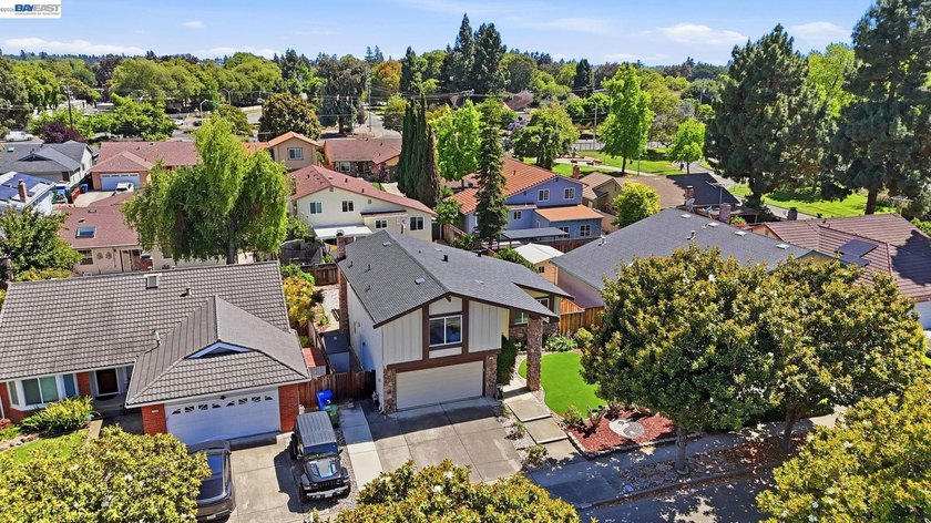 the Well-maintained and thoughtfully updated 4-bedroom, 2.5-bath - photo 4