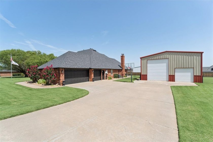 Beautiful one level home on a gorgeous .83 acre cul-de-sac lot! - photo 2
