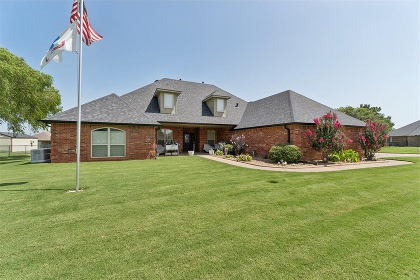 Beautiful one level home on a gorgeous .83 acre cul-de-sac lot! - photo 3