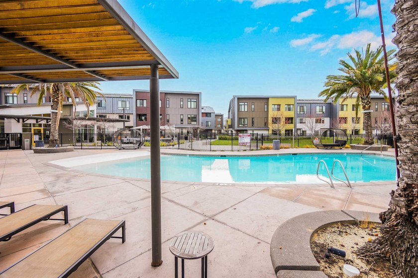 Built in 2021, this sophisticated townhouse-style condominium - photo 39