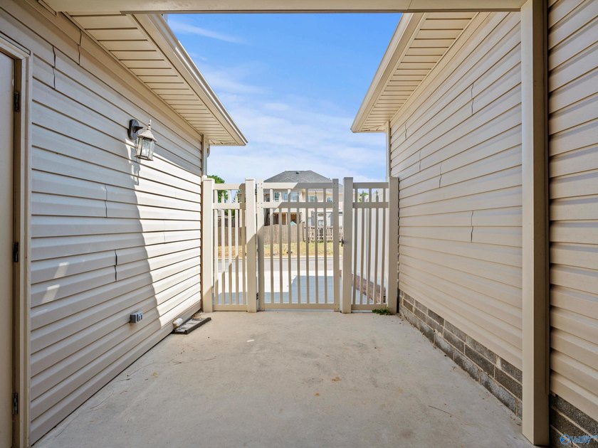 Move In Ready! Absolutely perfect condition with new paint - photo 36