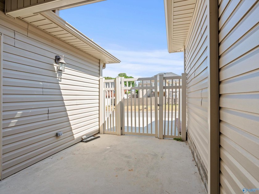 Move In Ready! Absolutely perfect condition with new paint - photo 38