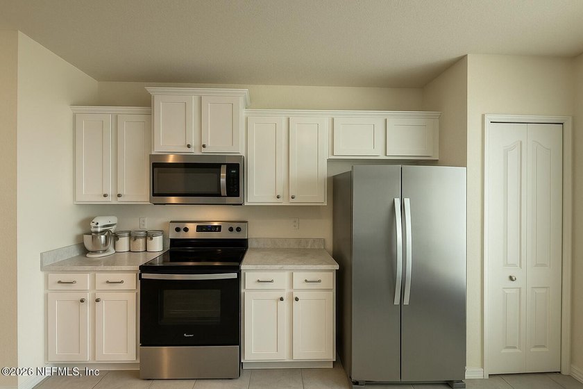Well-maintained townhome just minutes from downtown and the - photo 3