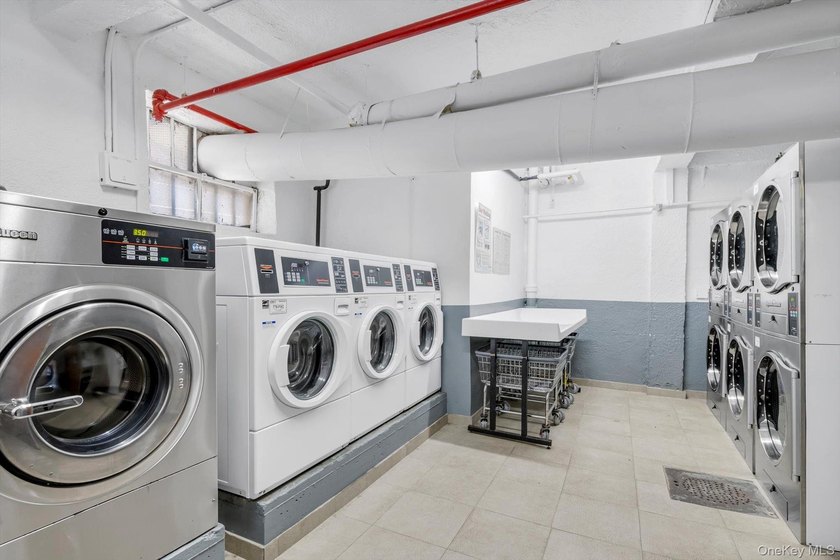 This beautifully updated 1 bedroom co-op offers the perfect - photo 16